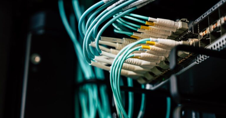 Biało-niebieskie kable do optymalizacji prędkości ładowania w sklepie Shopify